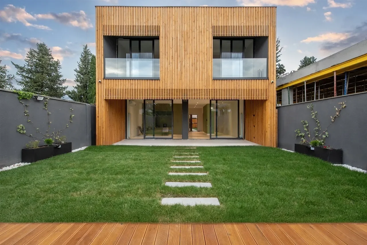 Exterior photo 2