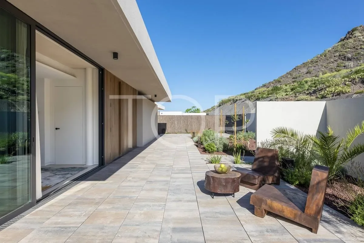 Exterior photo 4