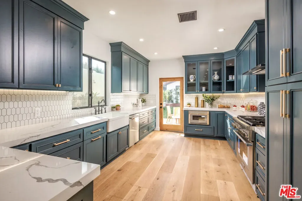 913 S Mullen Avenue, Los Angeles, California, United States. - Photo 16