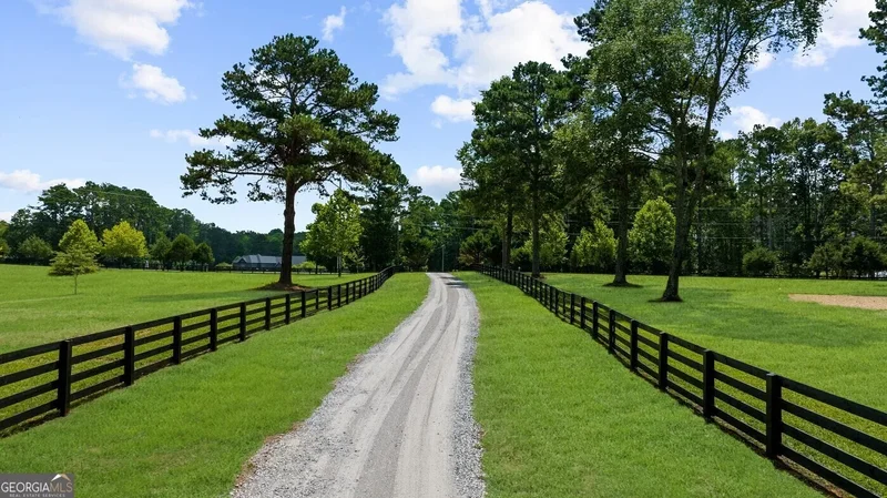 Single Family Residence in Alpharetta