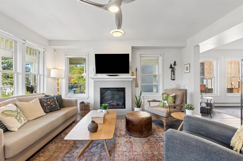 244 E 5th Street 1, North Vancouver, British Columbia, Canada. - Photo 2