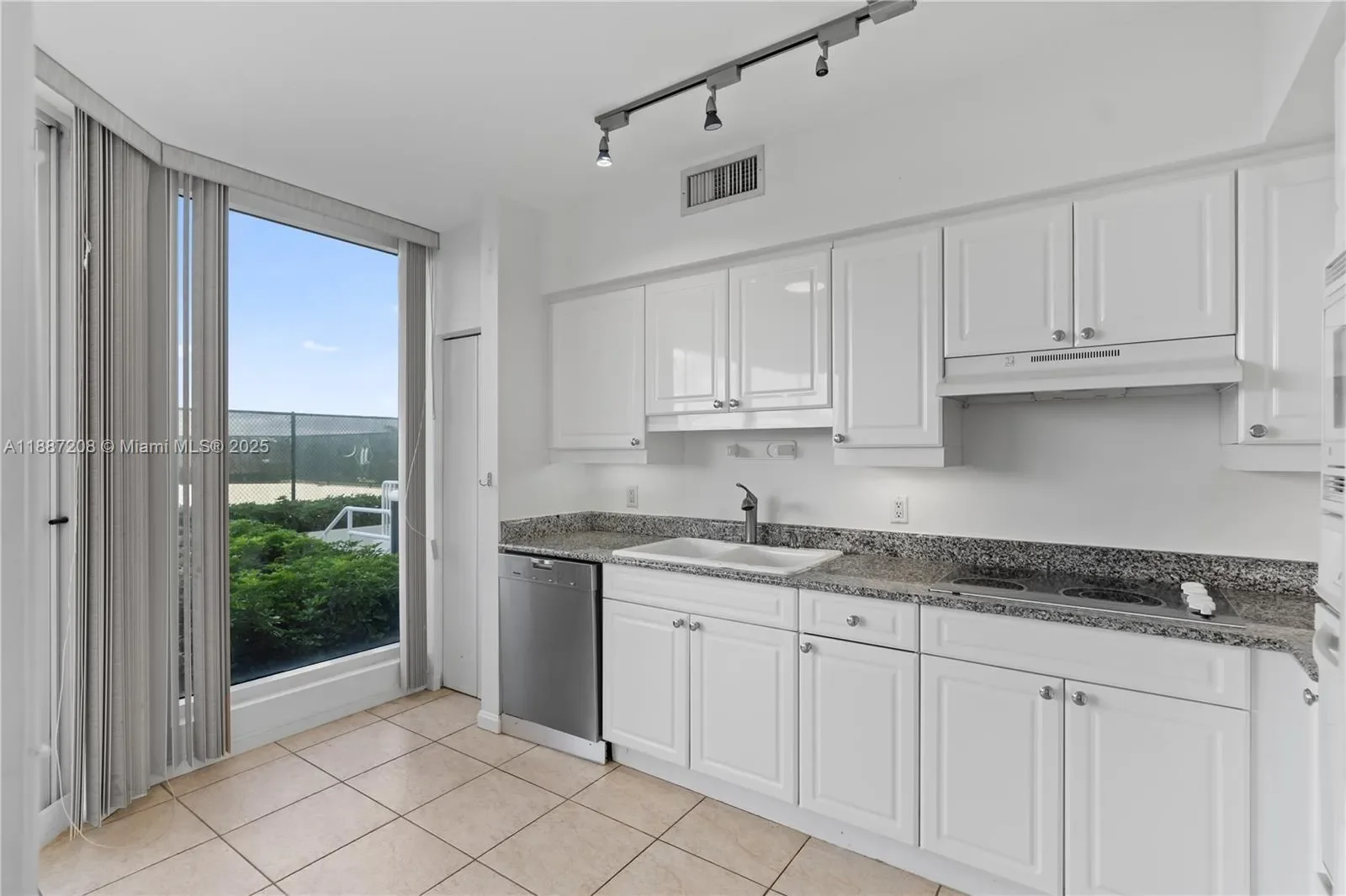 4779 Collins Ave 506, Miami Beach, Florida, United States. - Photo 10