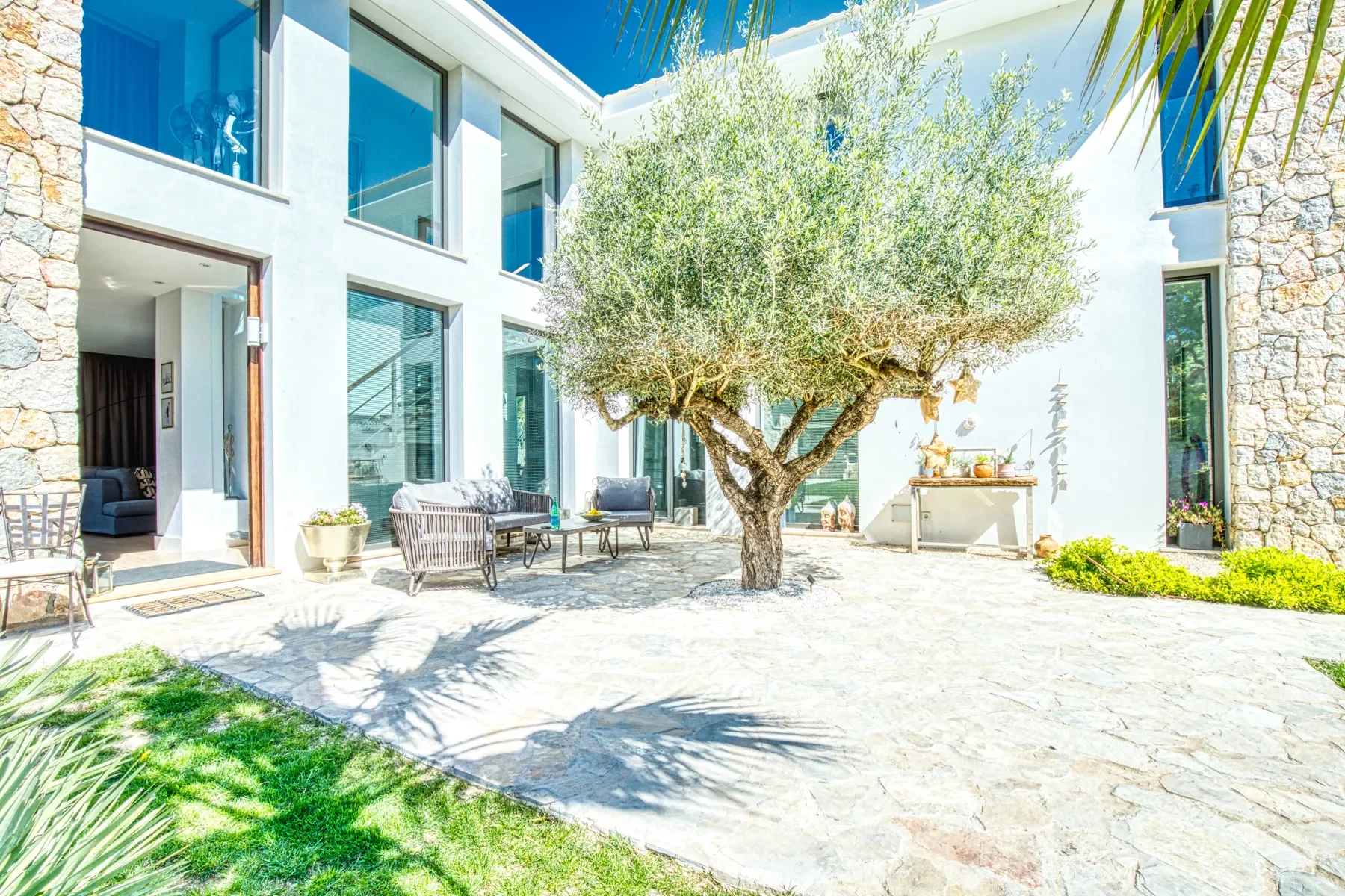 Exterior photo 8