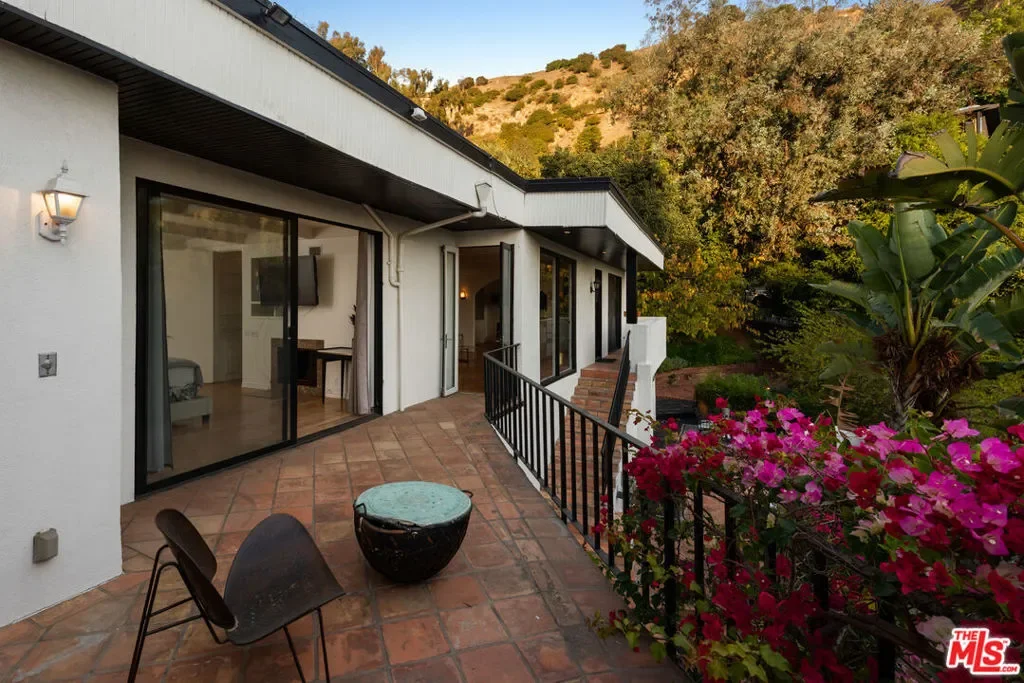 1790 Viewmont Drive, Los Angeles, California, United States. - Photo 14