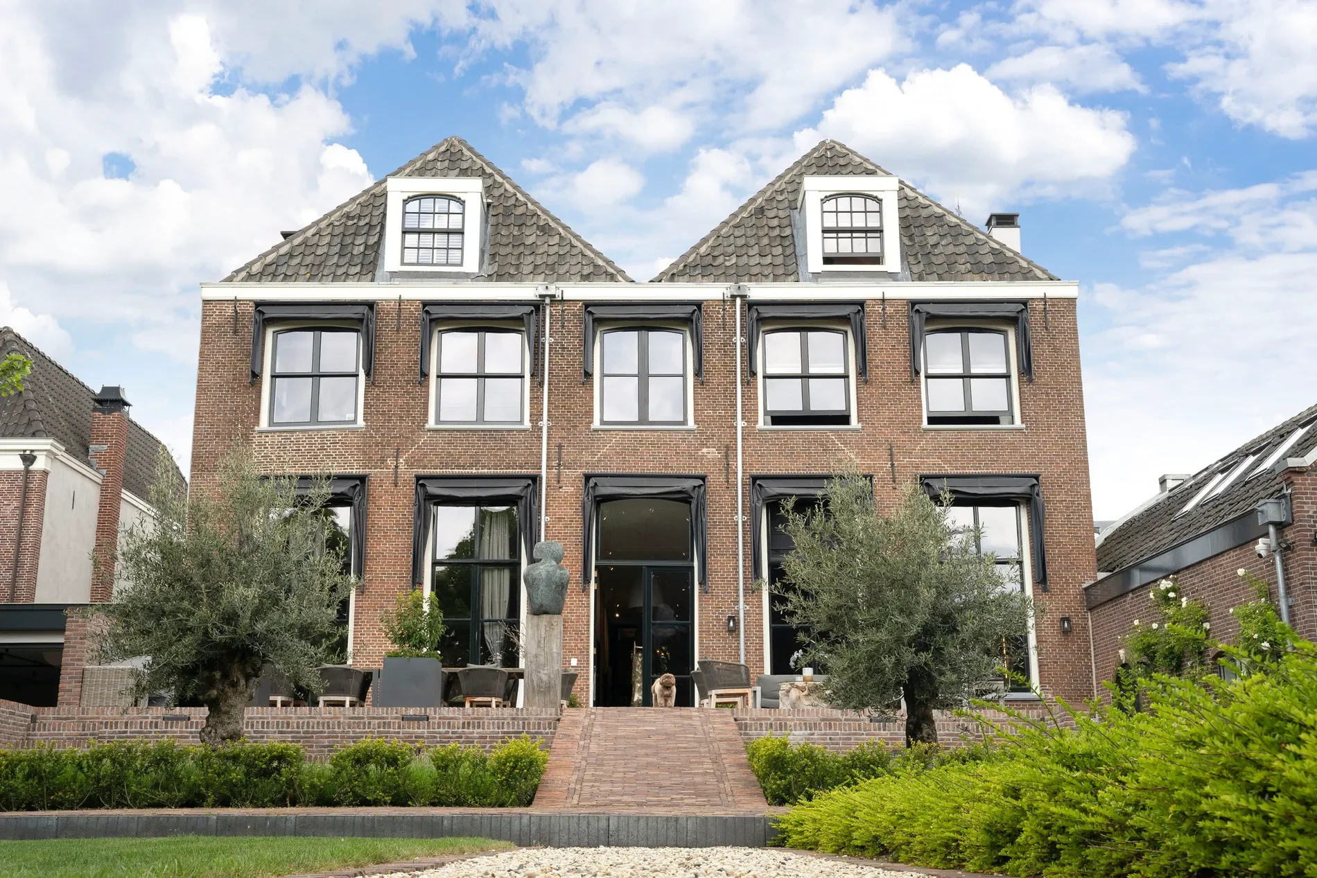 Exterior photo 4