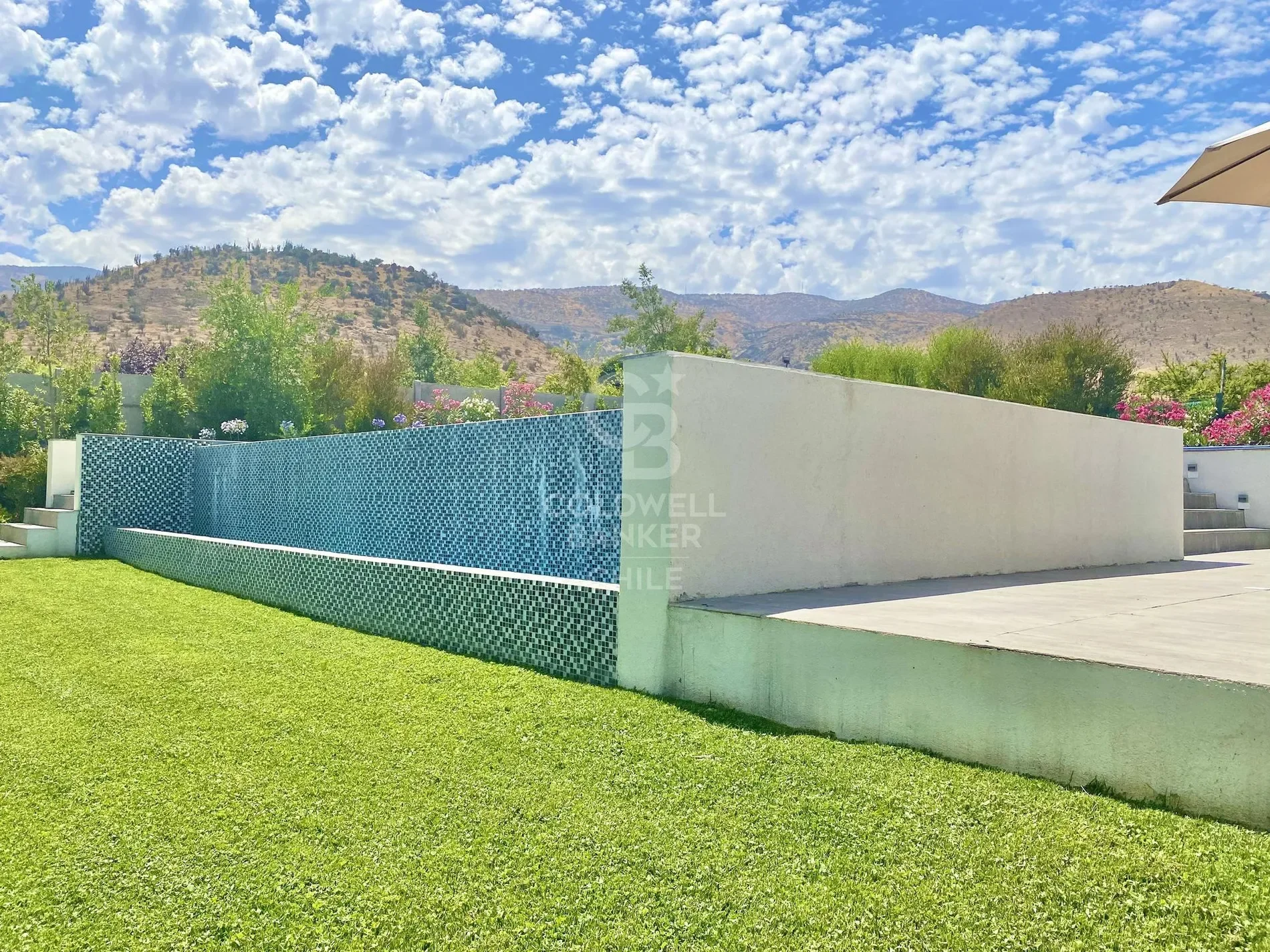 Exterior photo 2