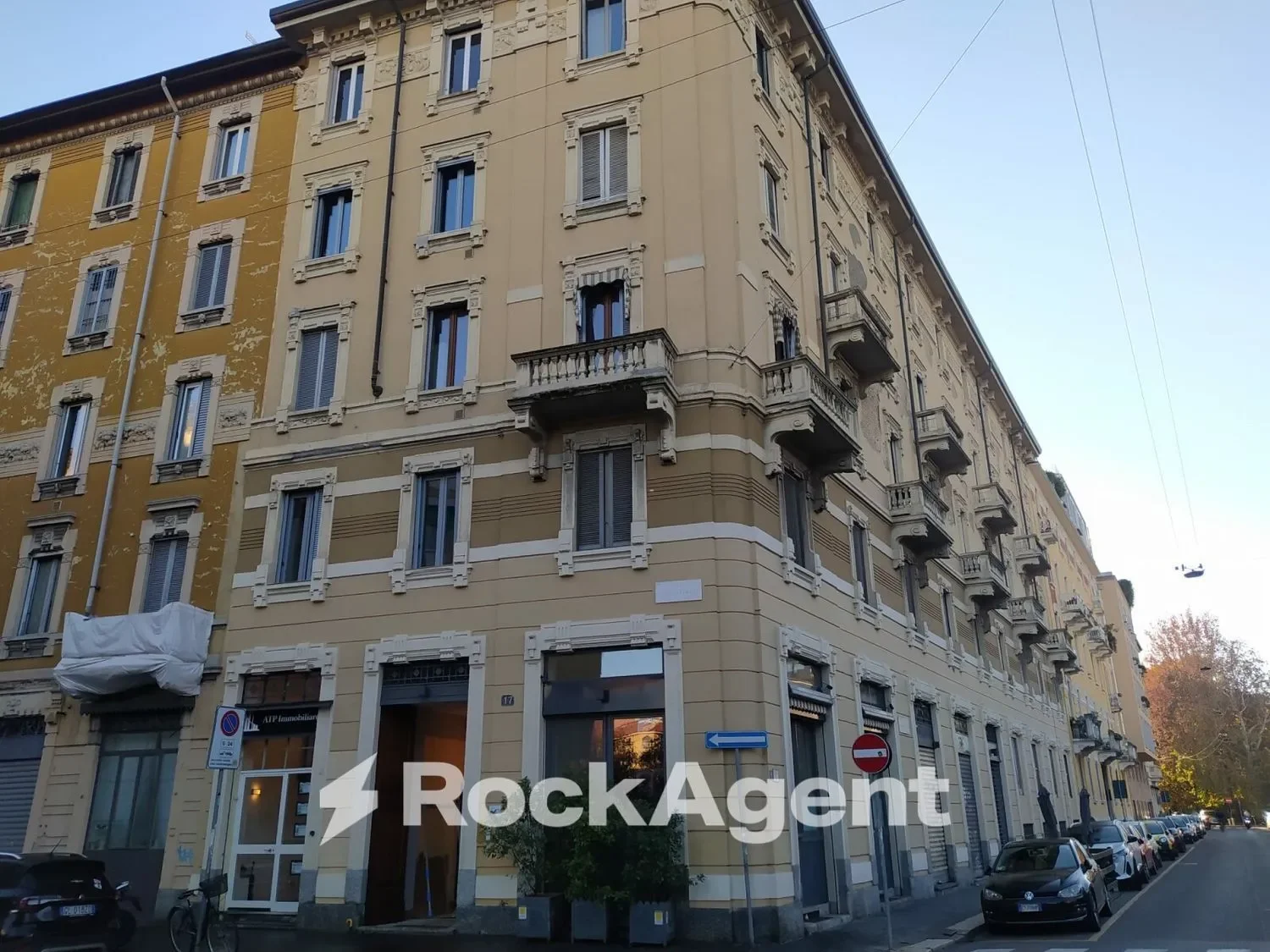 Exterior photo 2