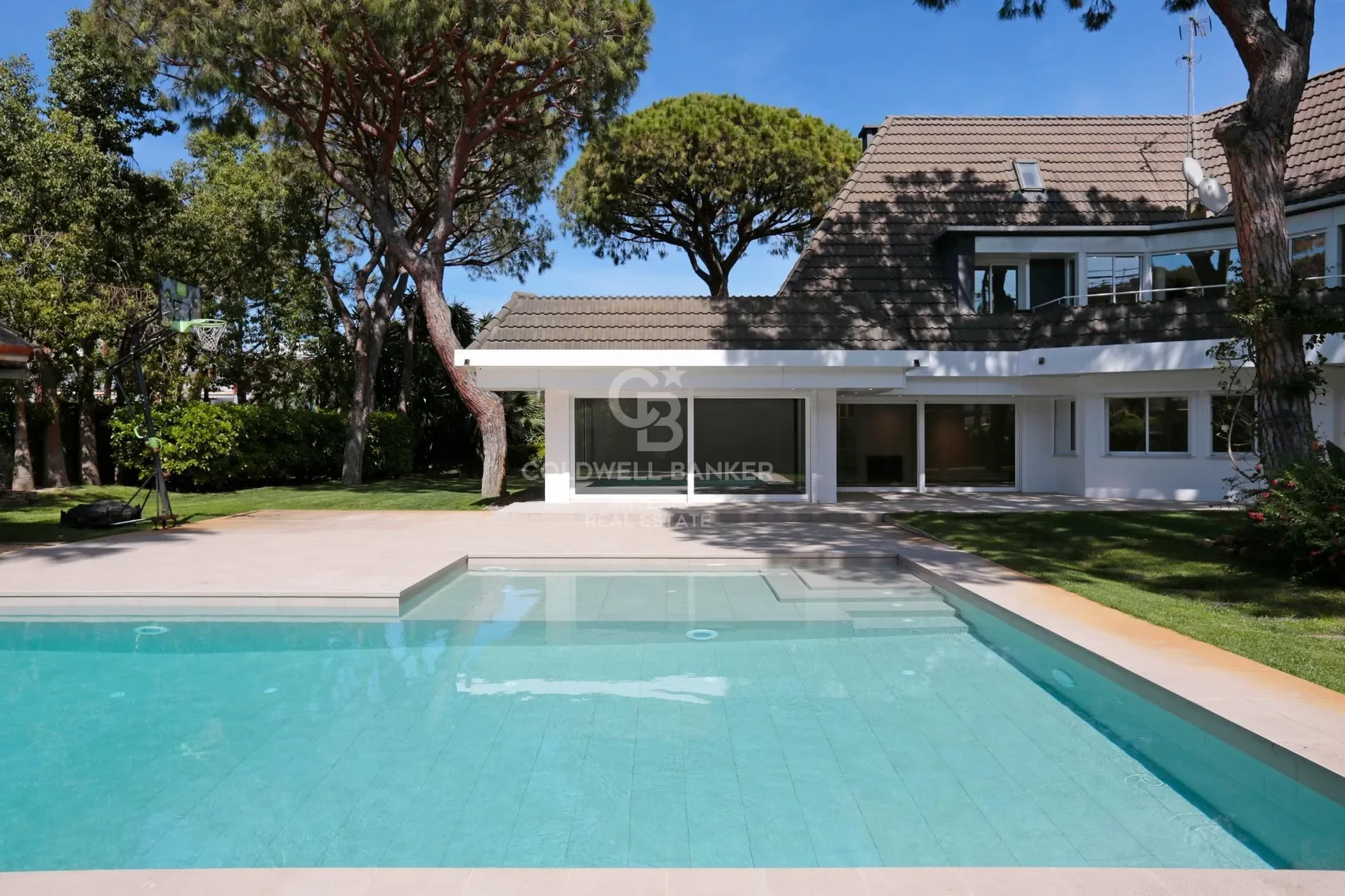 Exterior photo 4