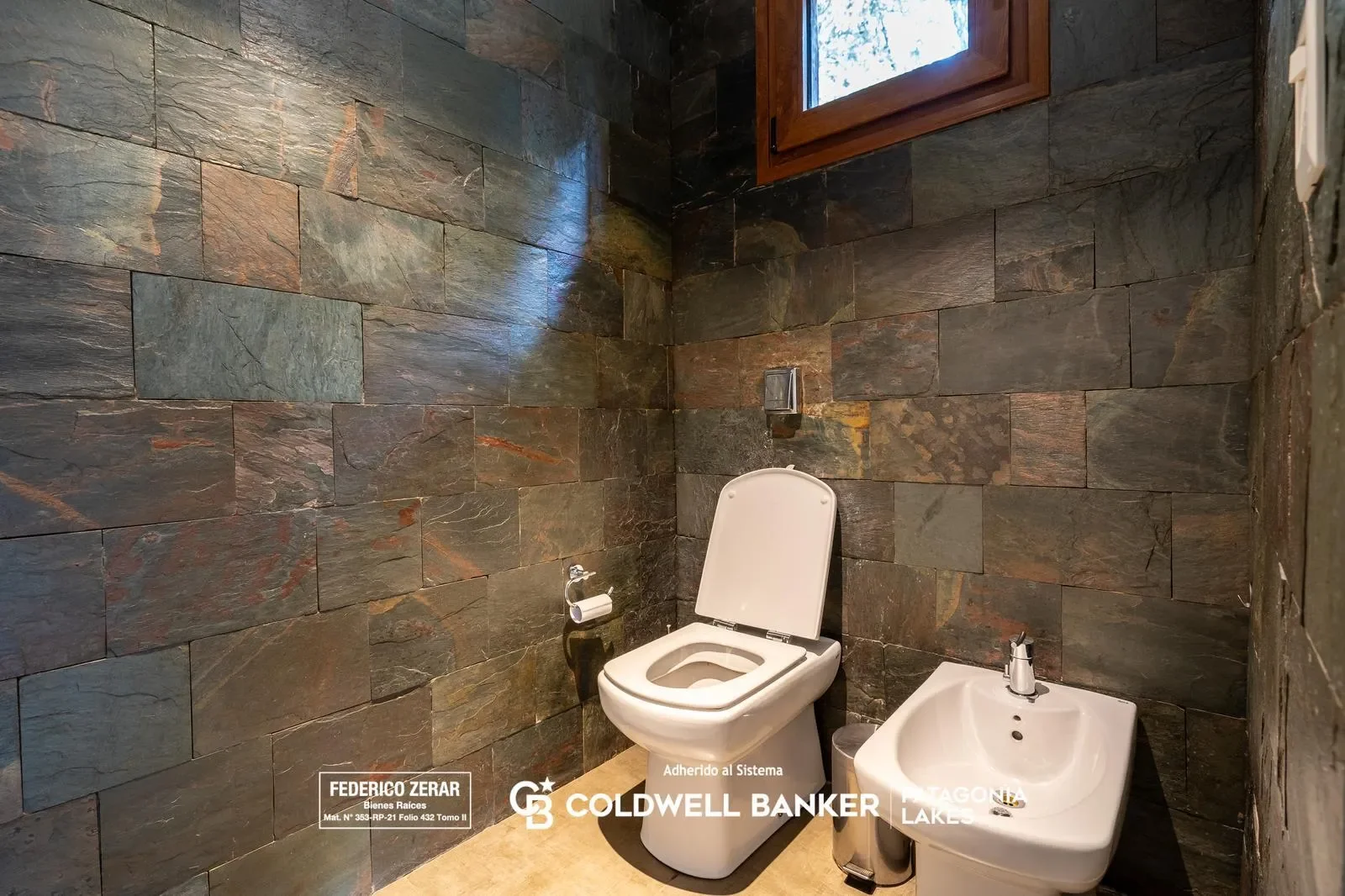 VENTA - Exclusiva casa de 8 ambientes, 5 dormitorios, 6 baños en barrio Las Vertientes, Bariloche, San Carlos de Bariloche, Río Negro, Argentina. - Photo 27