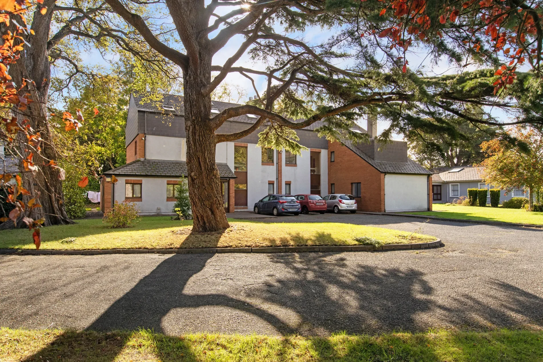Exterior photo 6