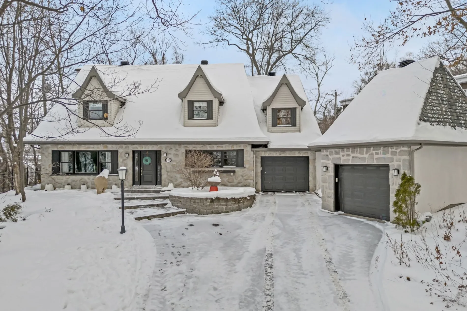 Exterior photo 2