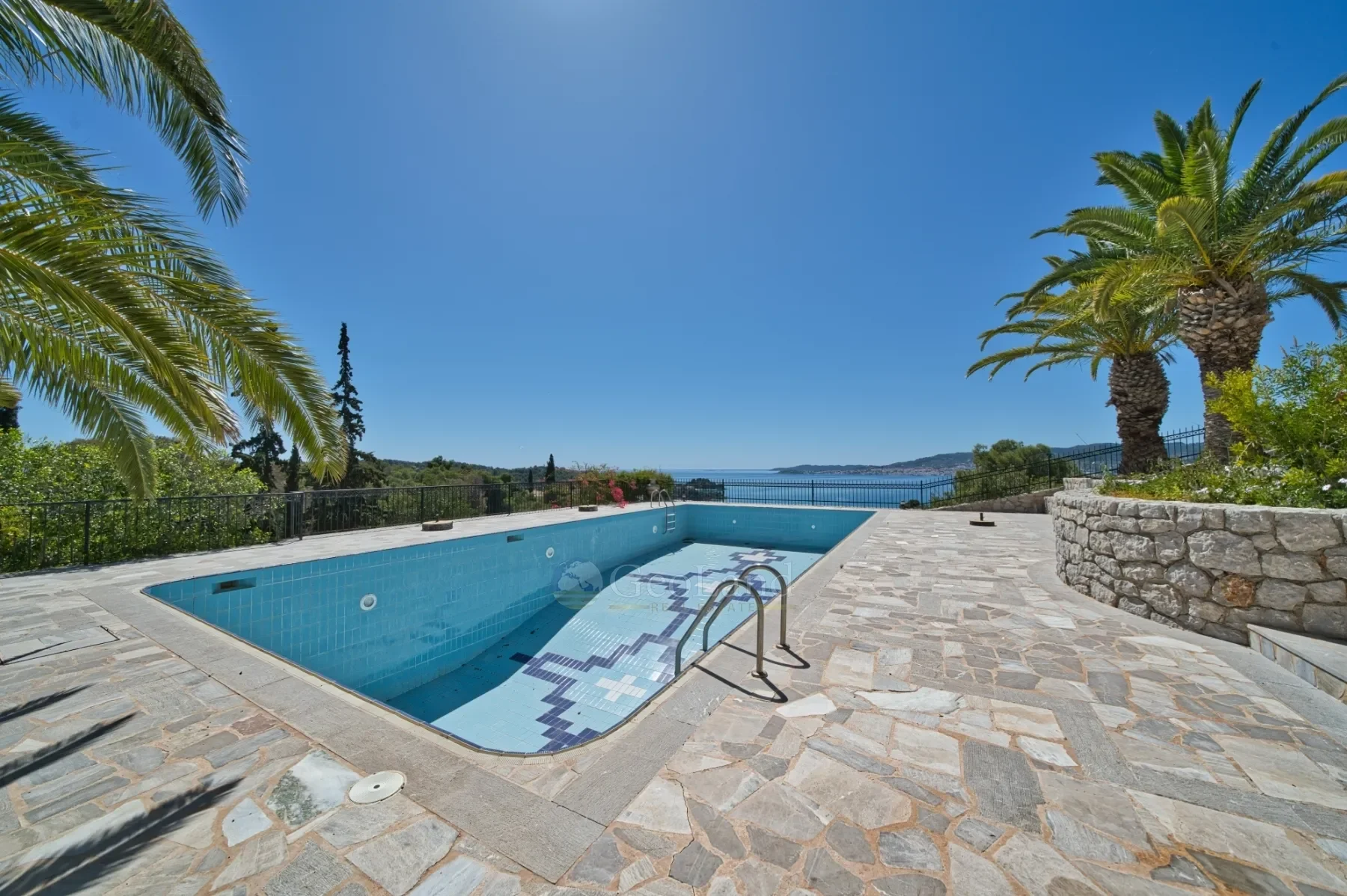 Exterior photo 8