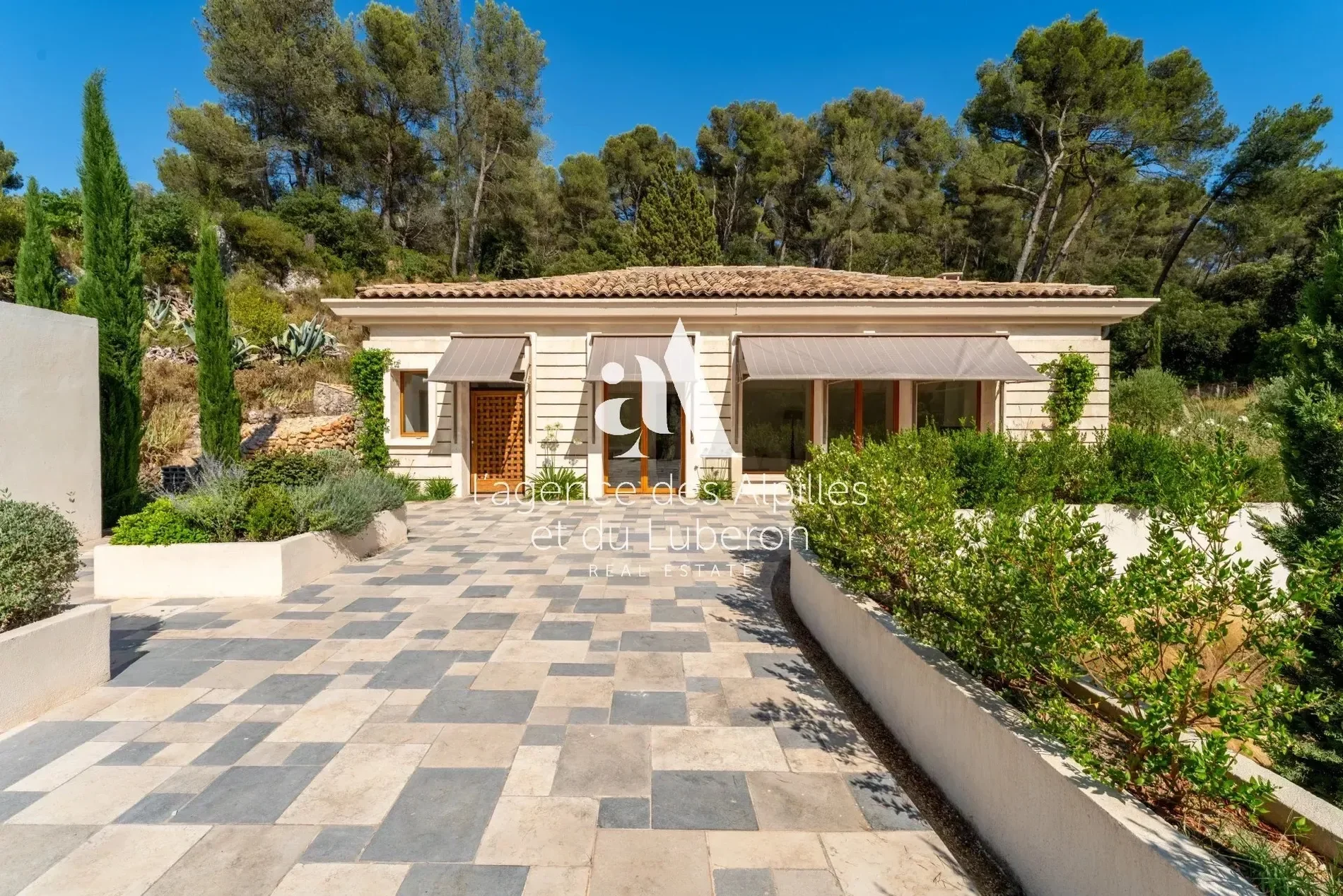Exterior photo 8