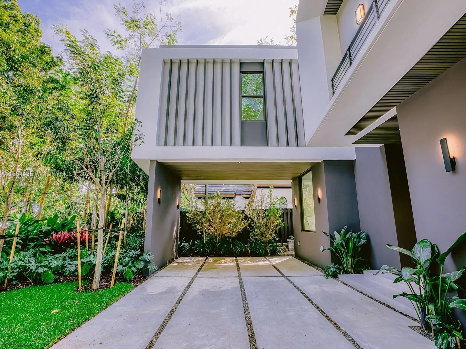 Exterior photo 5