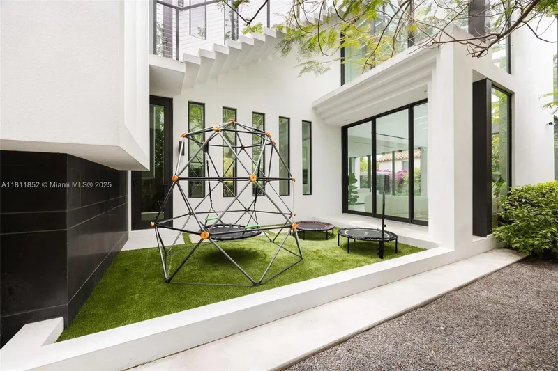 5630 Pine Tree Dr, Miami Beach, Florida, United States. - Photo 23