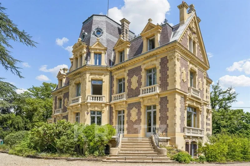 Castle • Le Vésinet • 18 Rooms • 12 Bedrooms