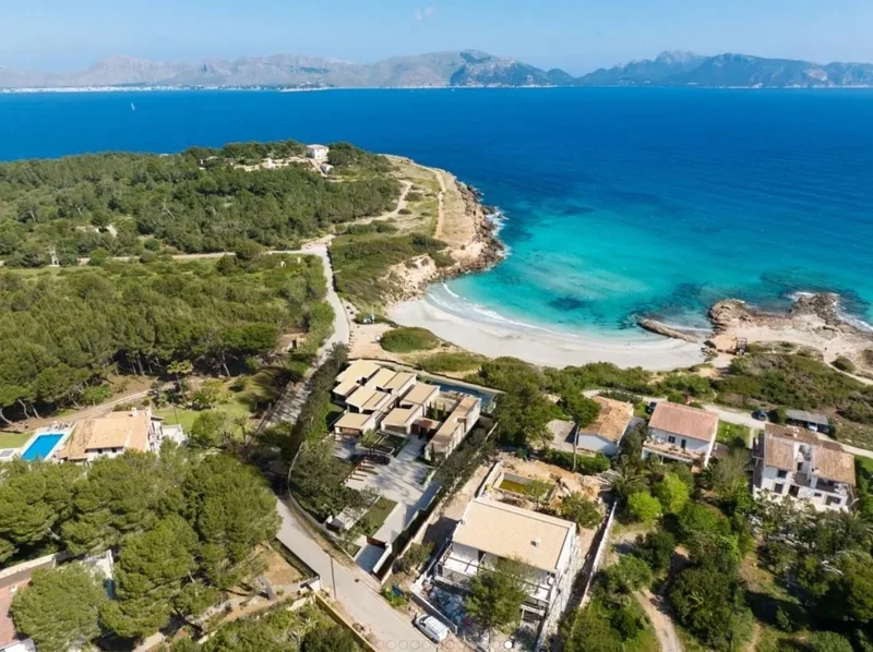 Stunning front line luxury villa with direct beach access