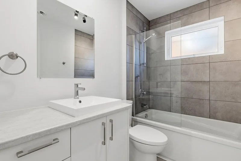 82-86 Rue Montcalm, Le Vieux Longueuil, QC J4J2K6, Longueuil, Quebec, Canada. - Photo 3