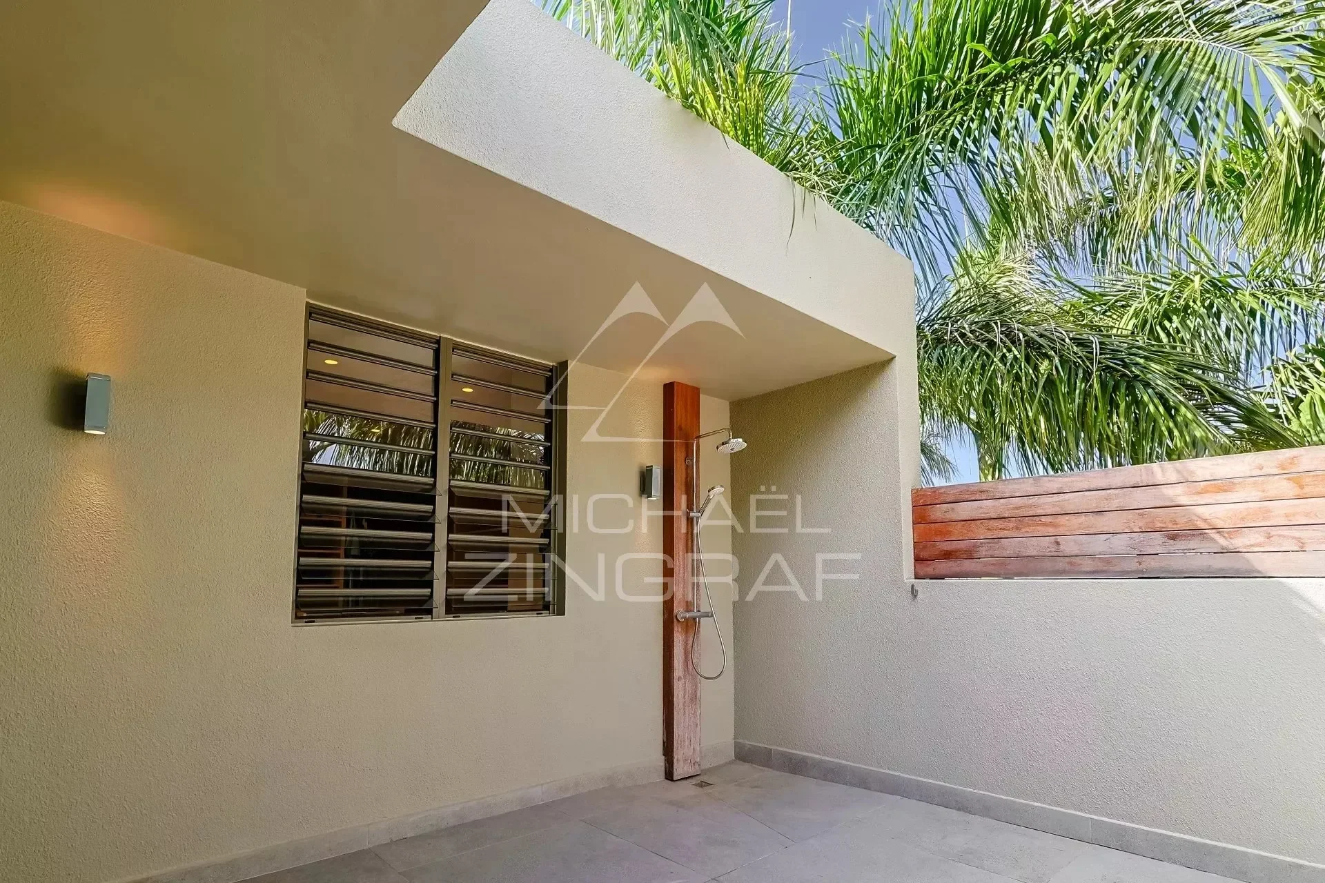 Exterior photo 7