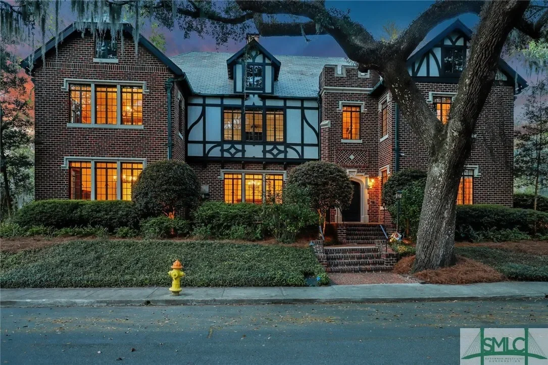 Exterior photo 2