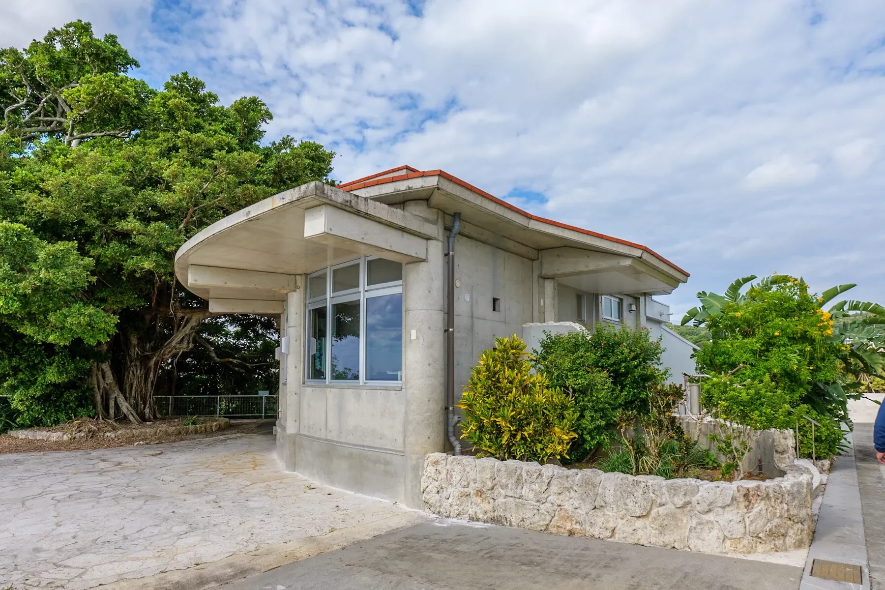 Exterior photo 6
