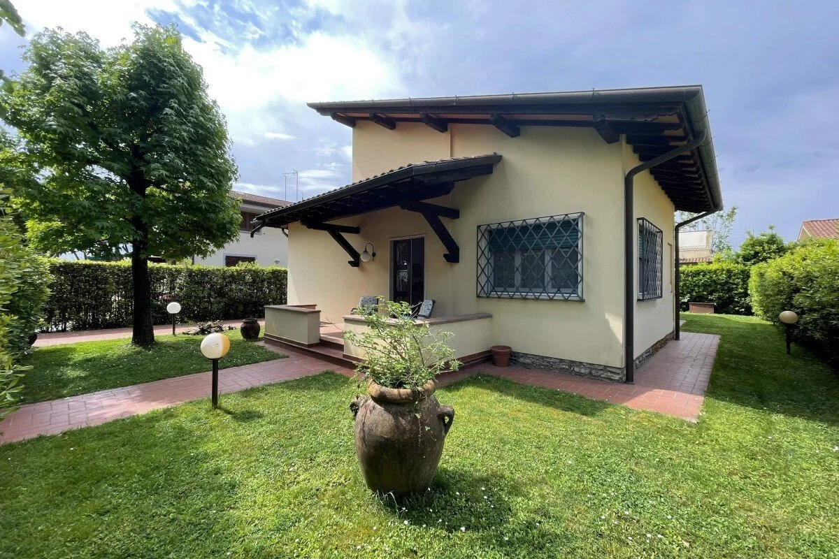 Exterior photo 8