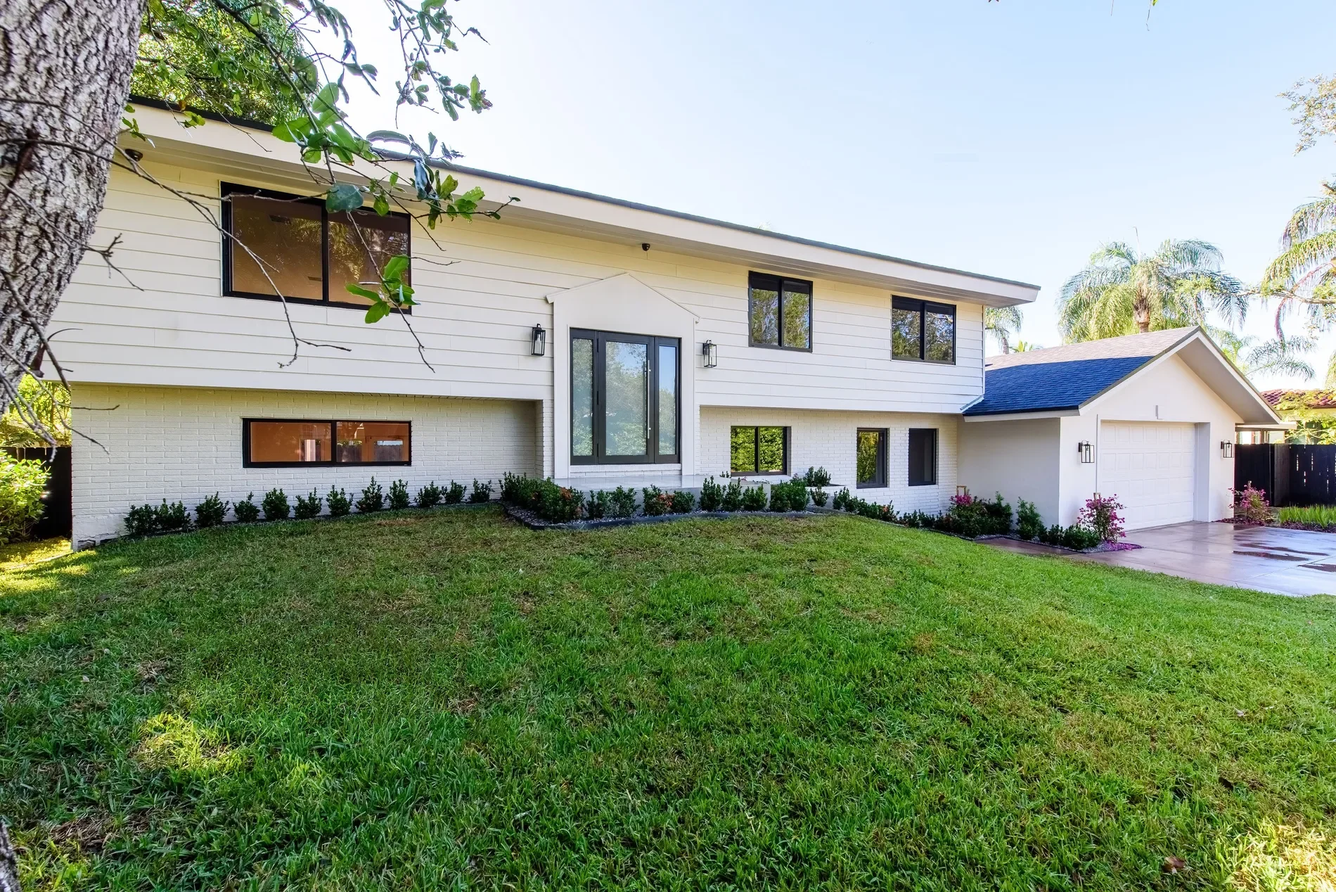 Exterior photo 2