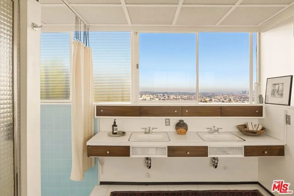 1635 Woods Drive, Los Angeles, California, United States. - Photo 14