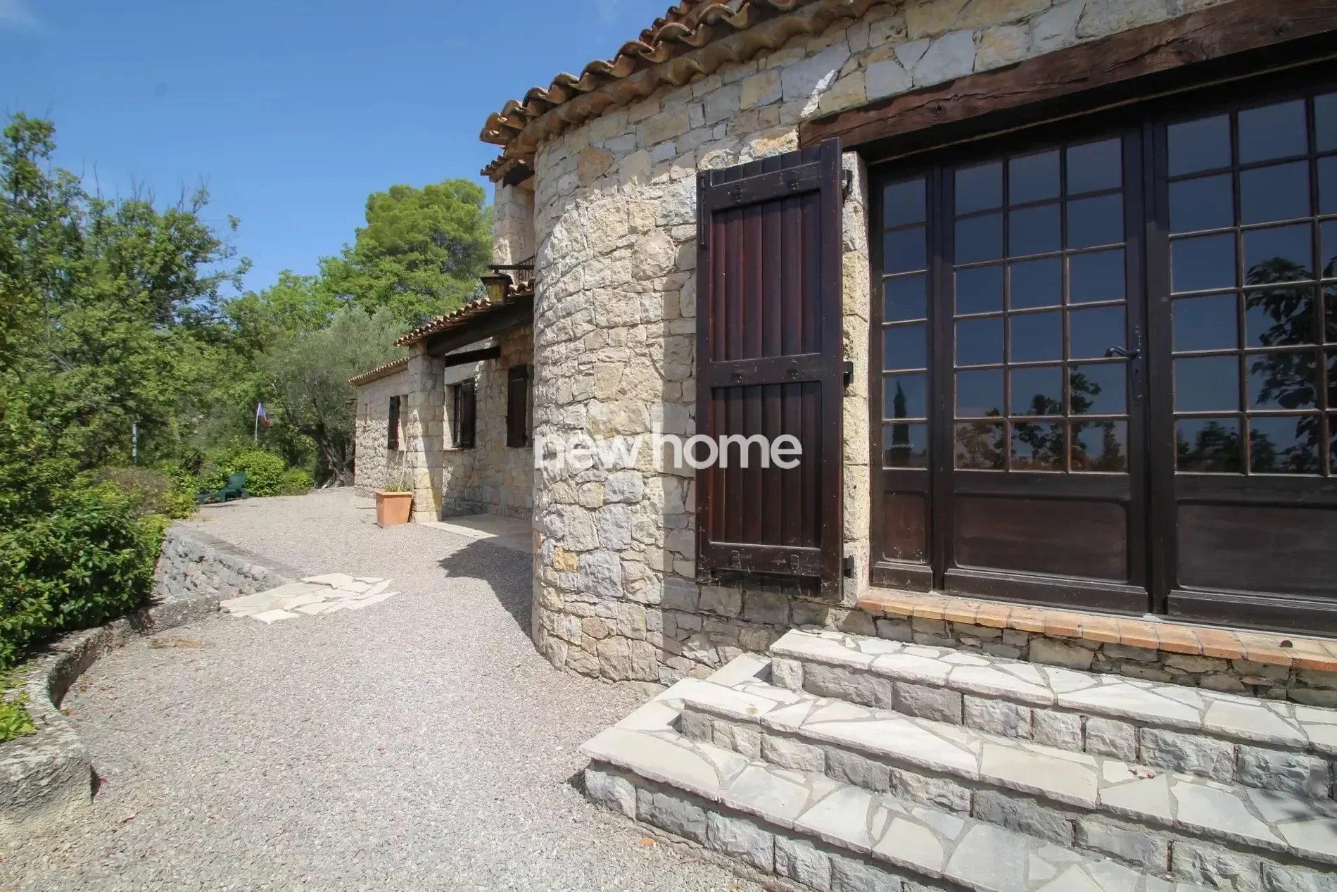 Exterior photo 3
