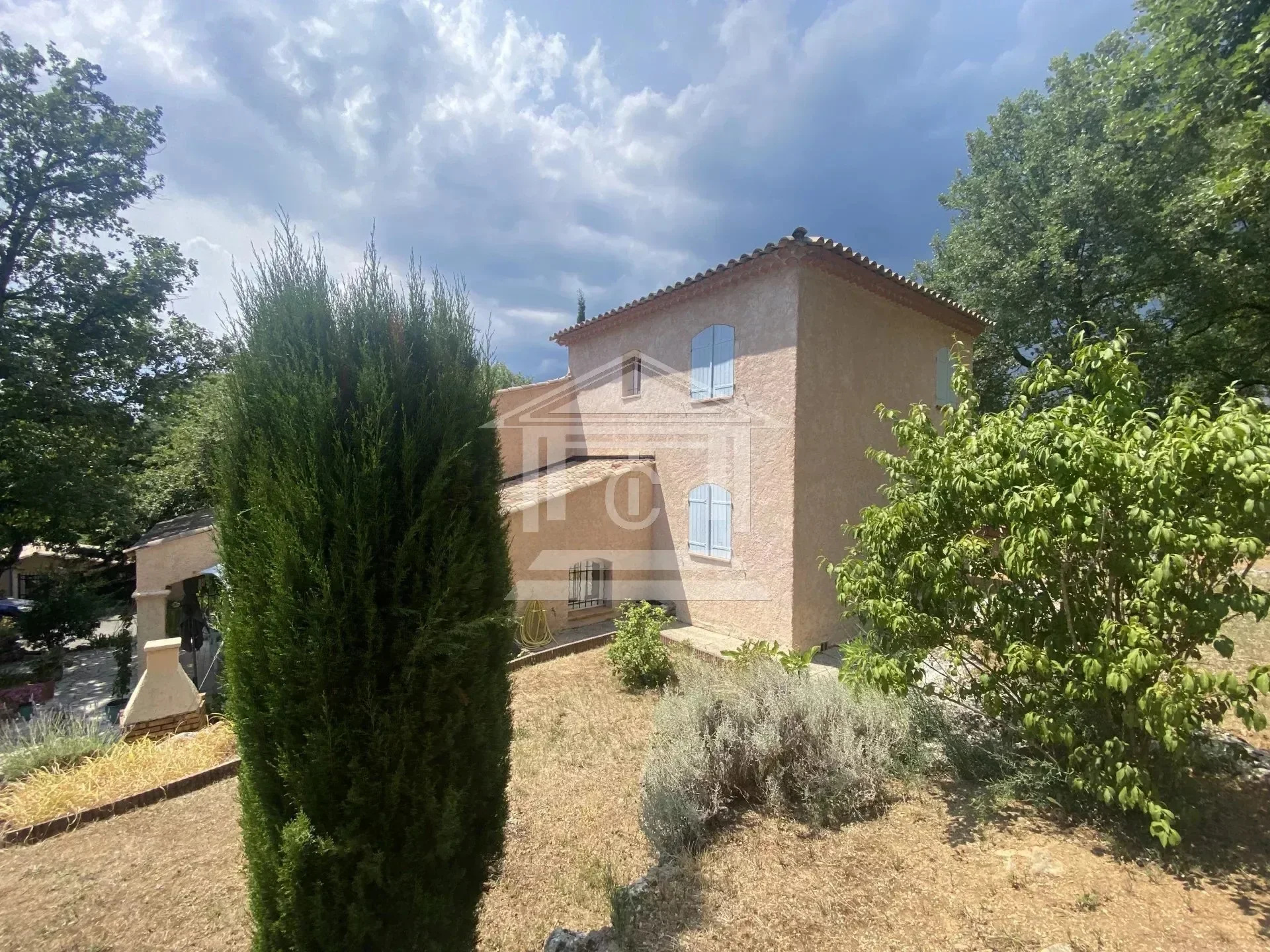 Exterior photo 2