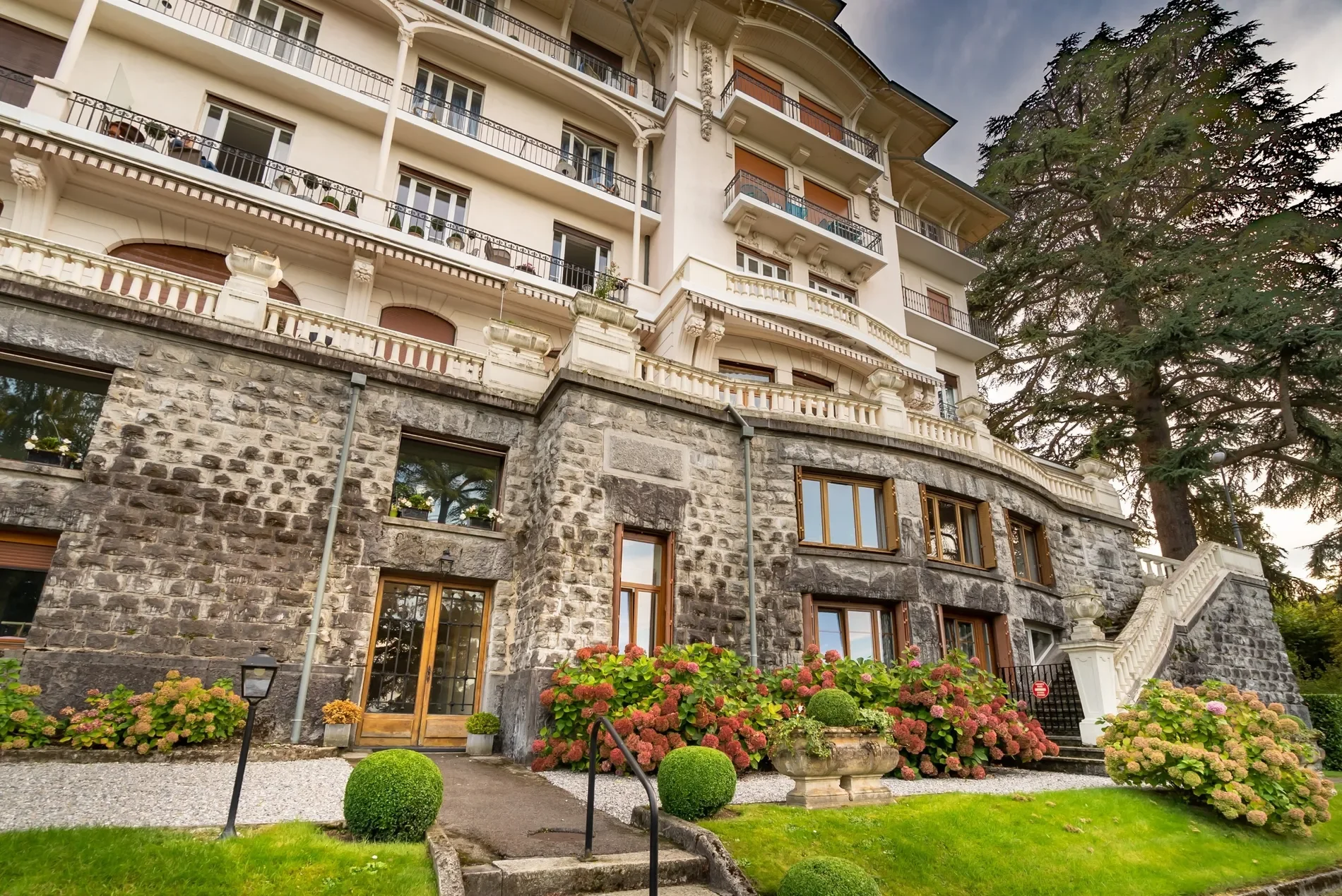 Exterior photo 3
