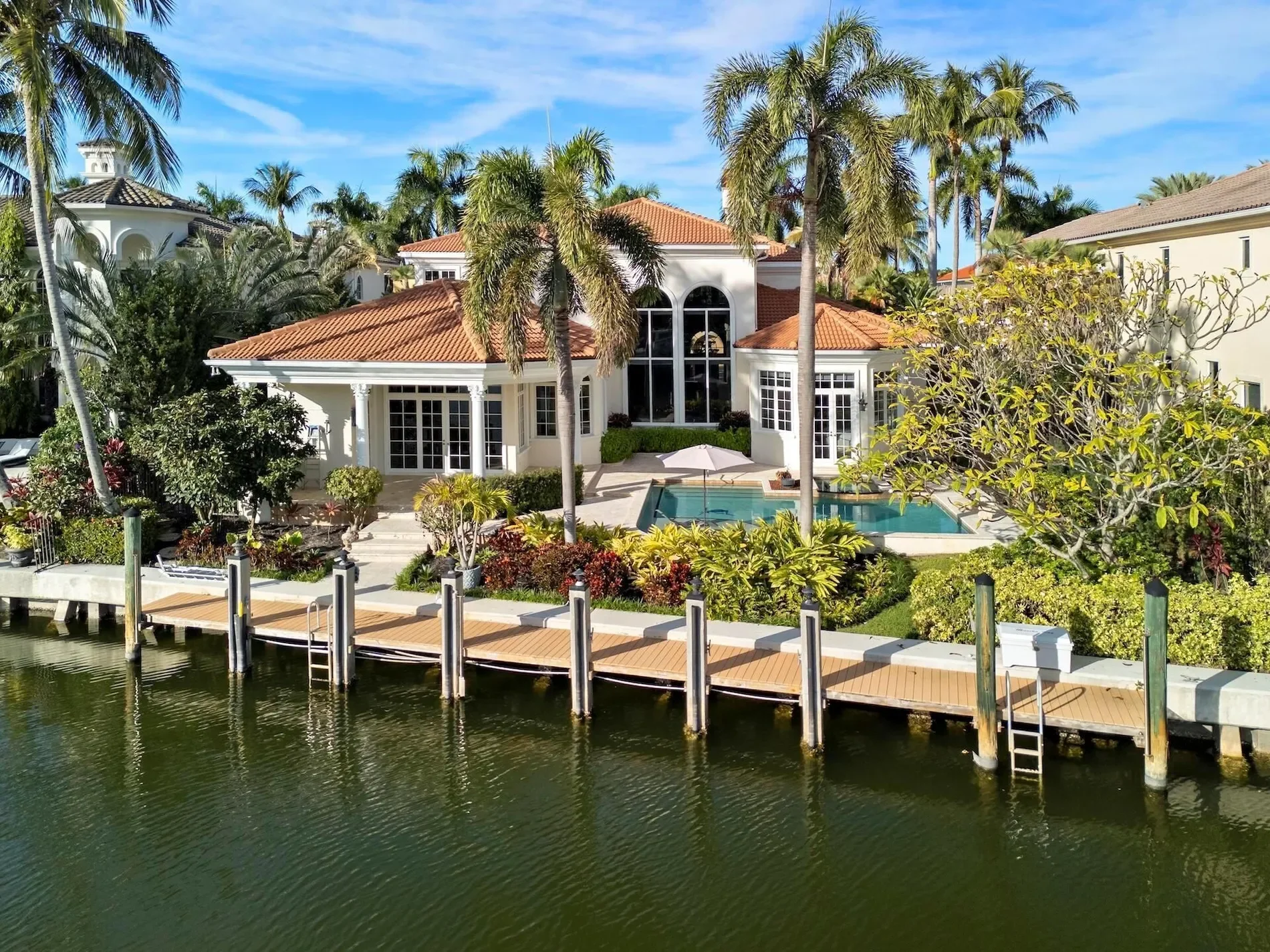 Exterior photo 8
