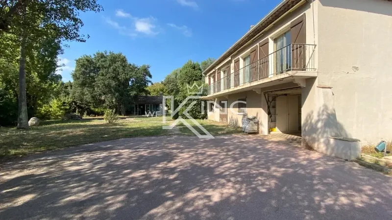 923 sqm - 9 rooms