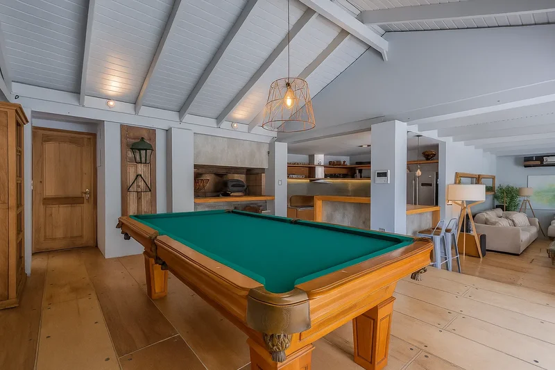 Spectacular Residence in El Pinar – Steps from the Sea