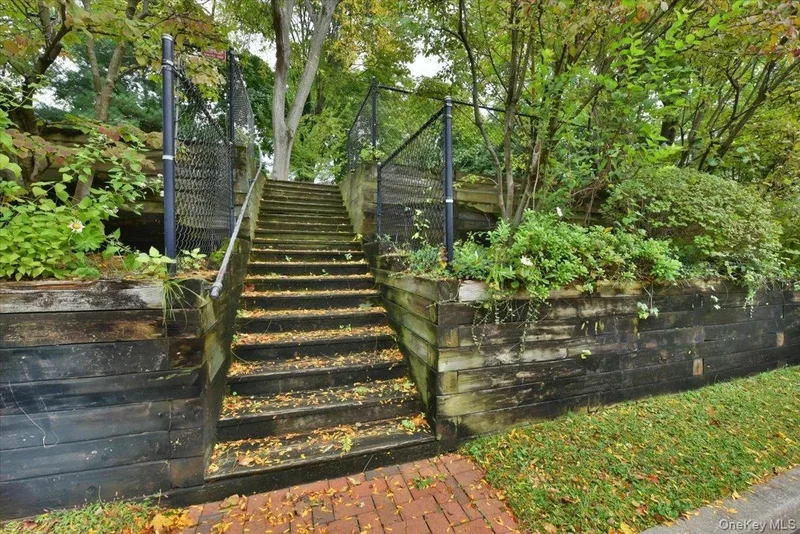 195 S Middle Neck Road, Great Neck, New York, United States. - Photo 18