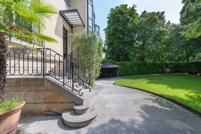 Neuilly-sur-Seine, Île-de-France, France. - Photo 13