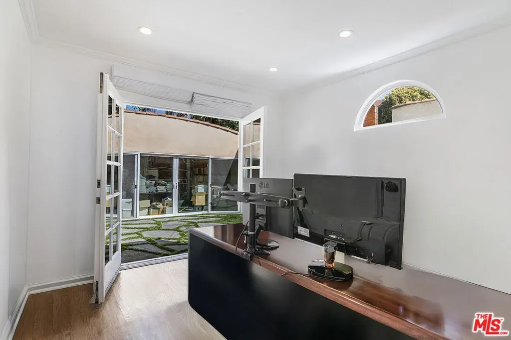 9037 Elevado Street, Los Angeles, California, United States. - Photo 30