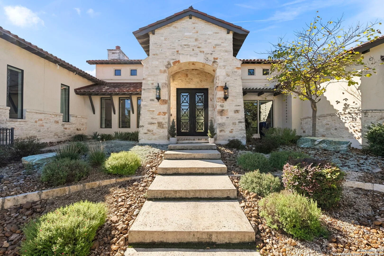 Exterior photo 3