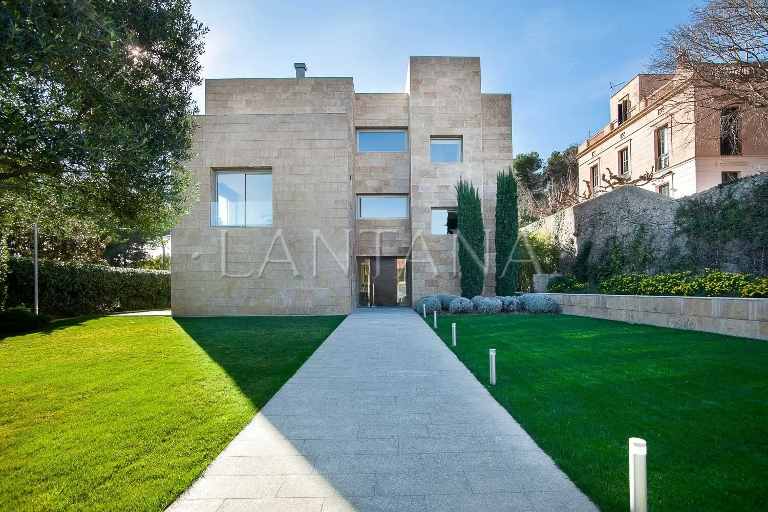 Exterior photo 2