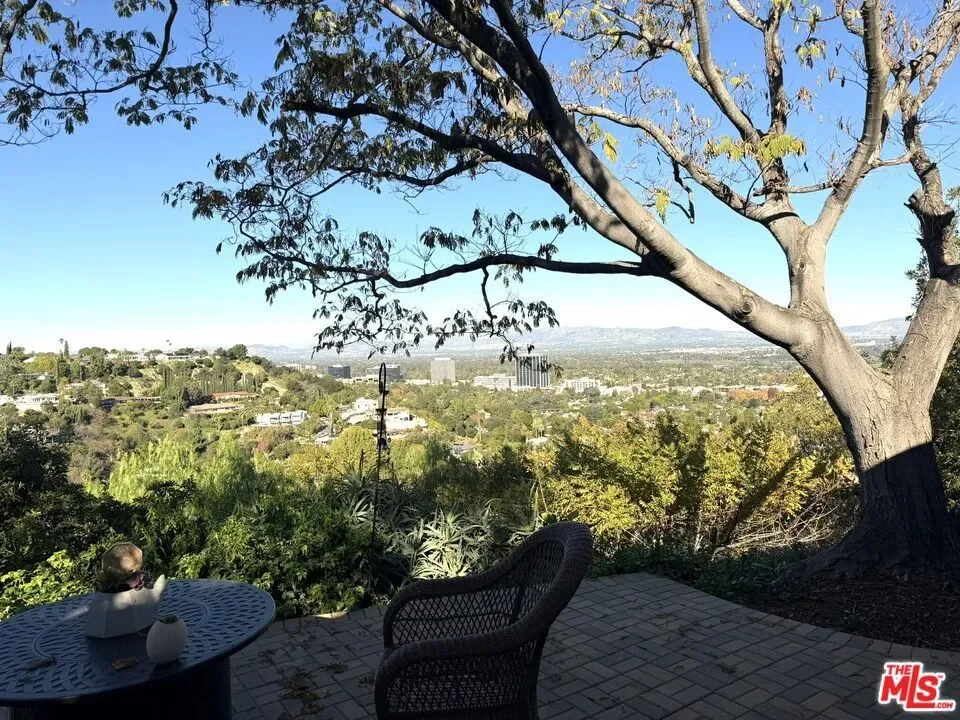 15570 Briarwood Drive, Los Angeles, California, United States. - Photo 2