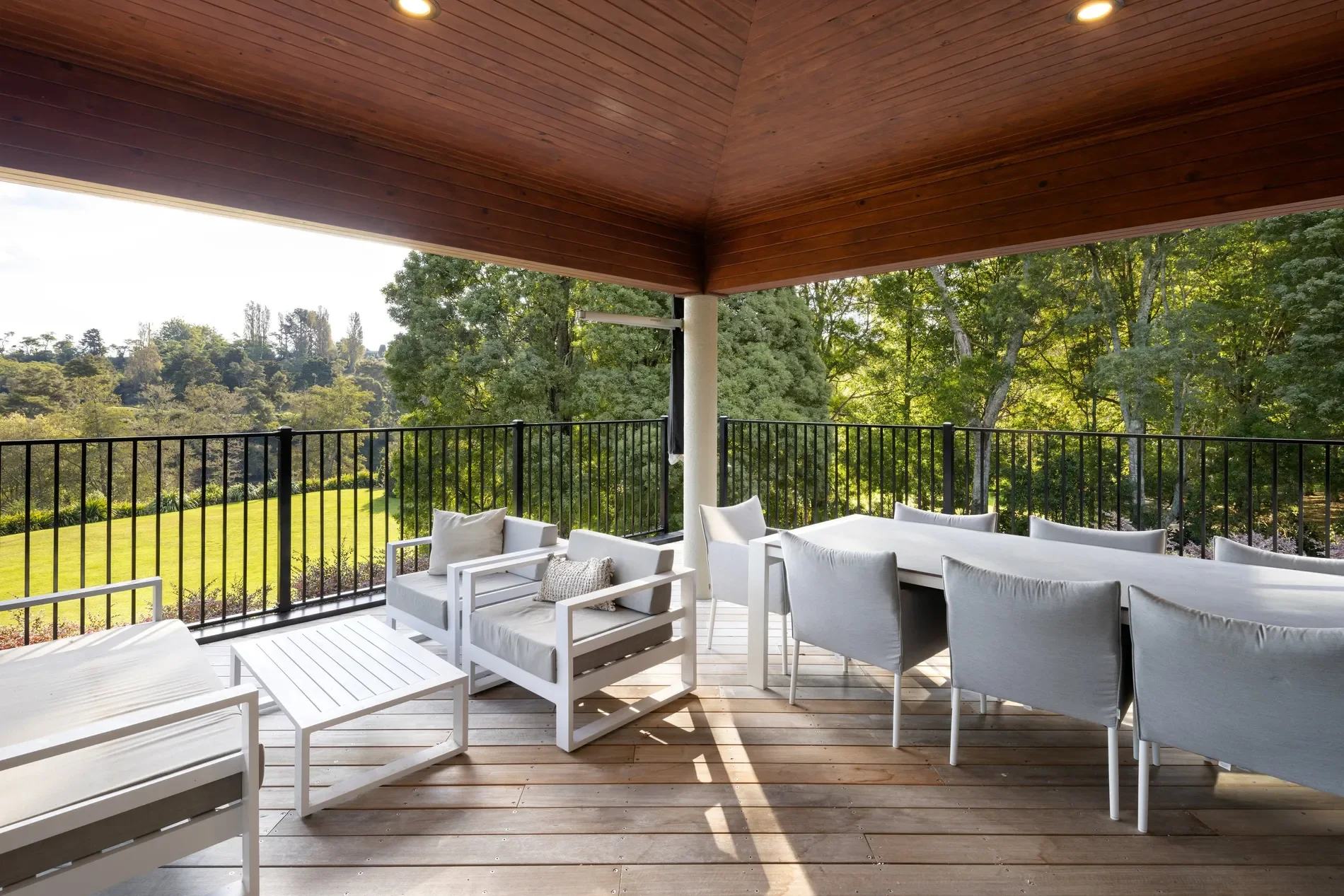 Exterior photo 5