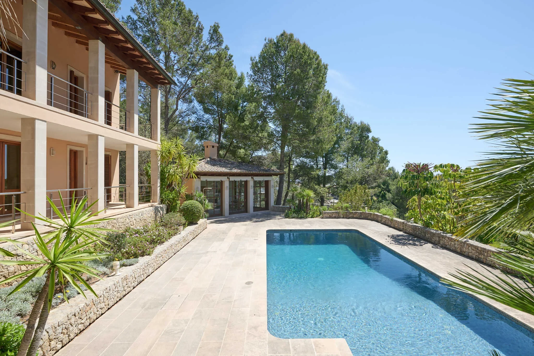 Exterior photo 4