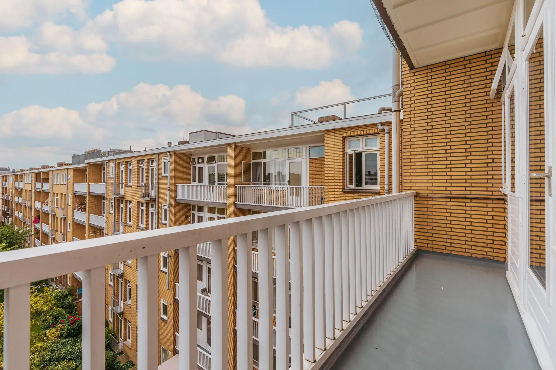 Exterior photo 4