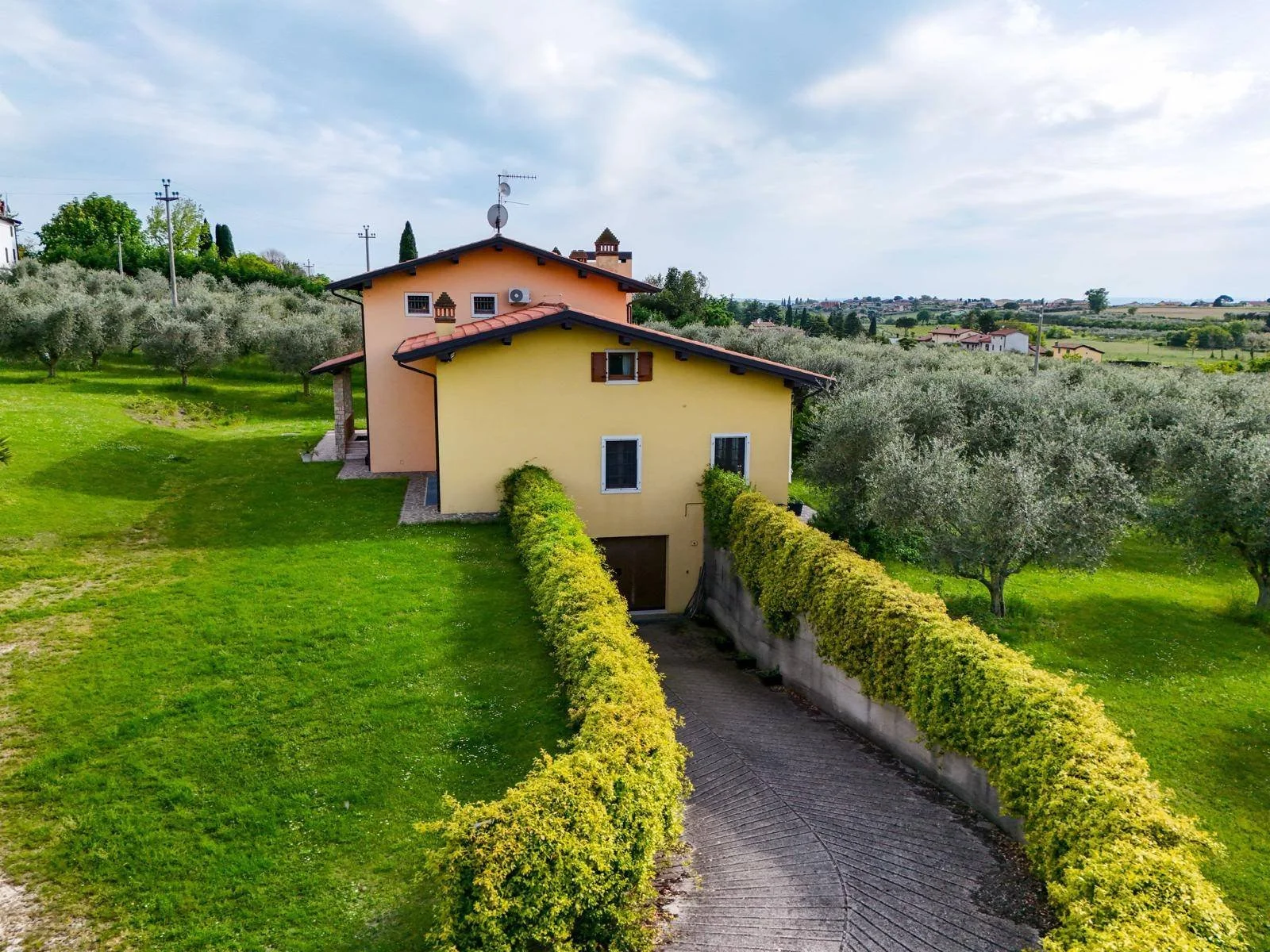 Strada Corubbio, Bardolino, Veneto, Italy. - Photo 6