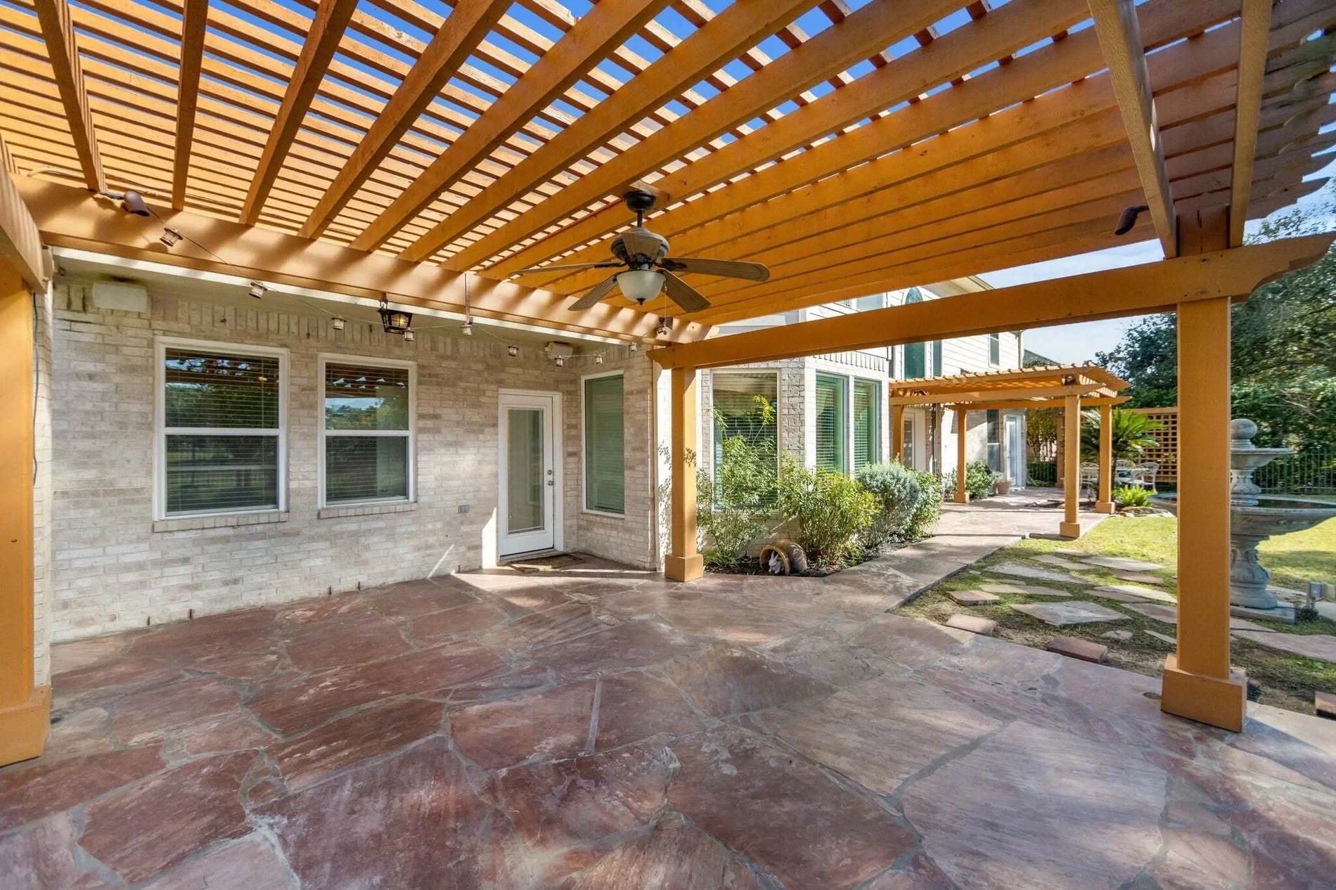 Exterior photo 4