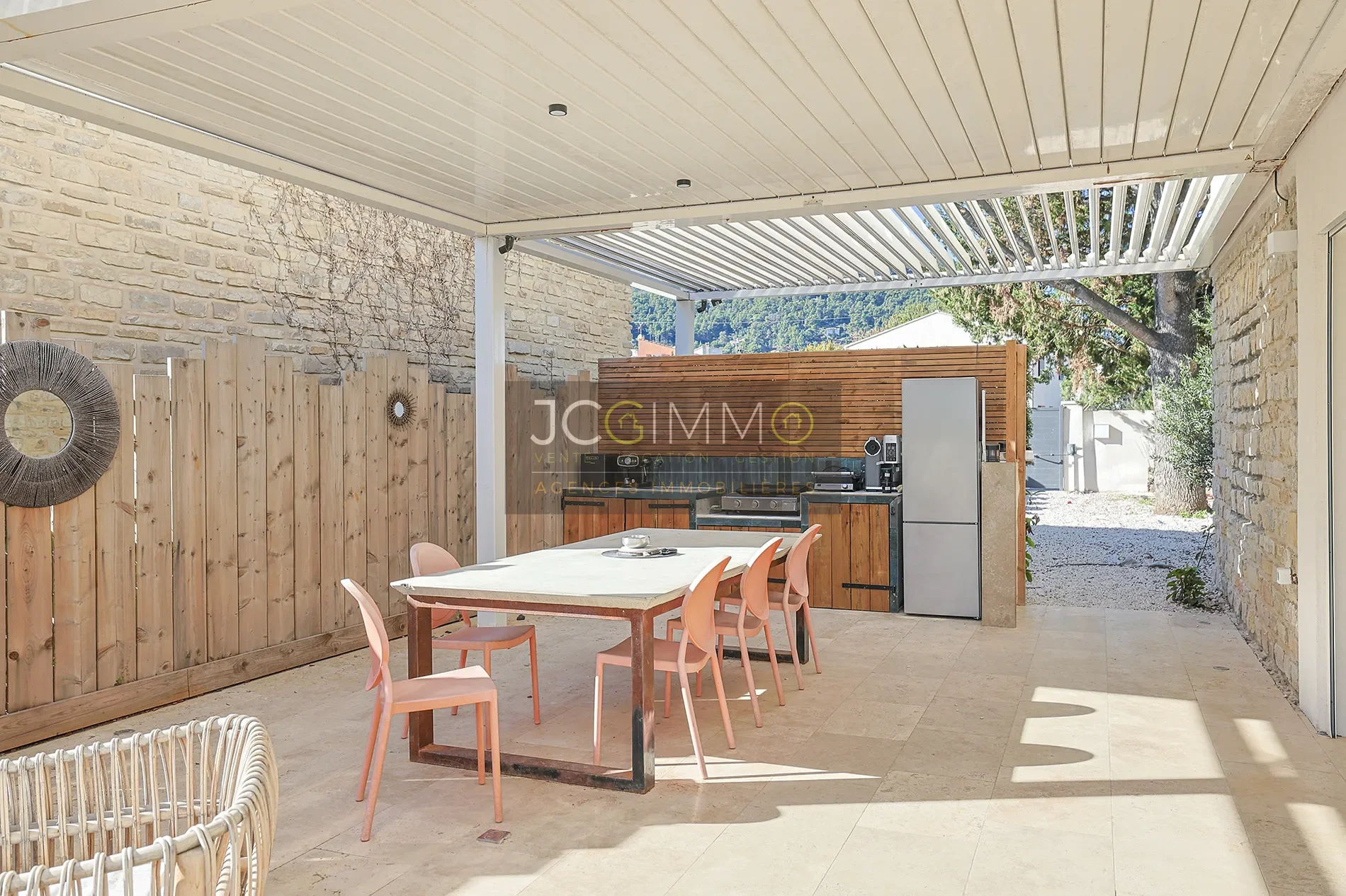 Exterior photo 4