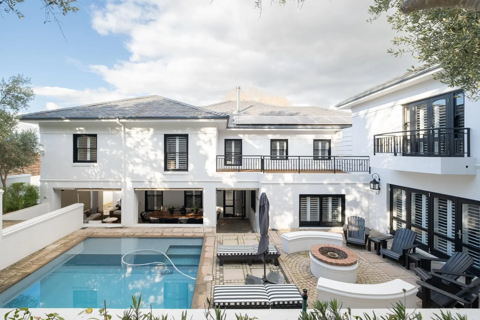 Exterior photo 8