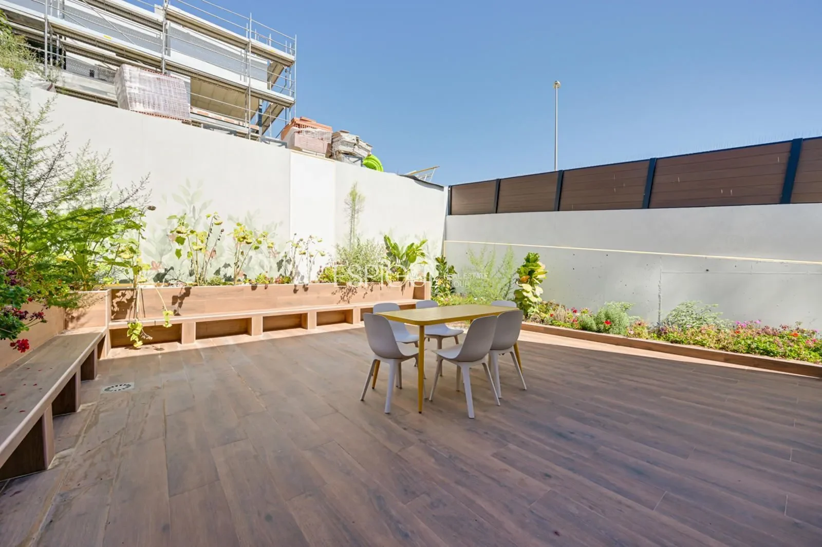 Exterior photo 1