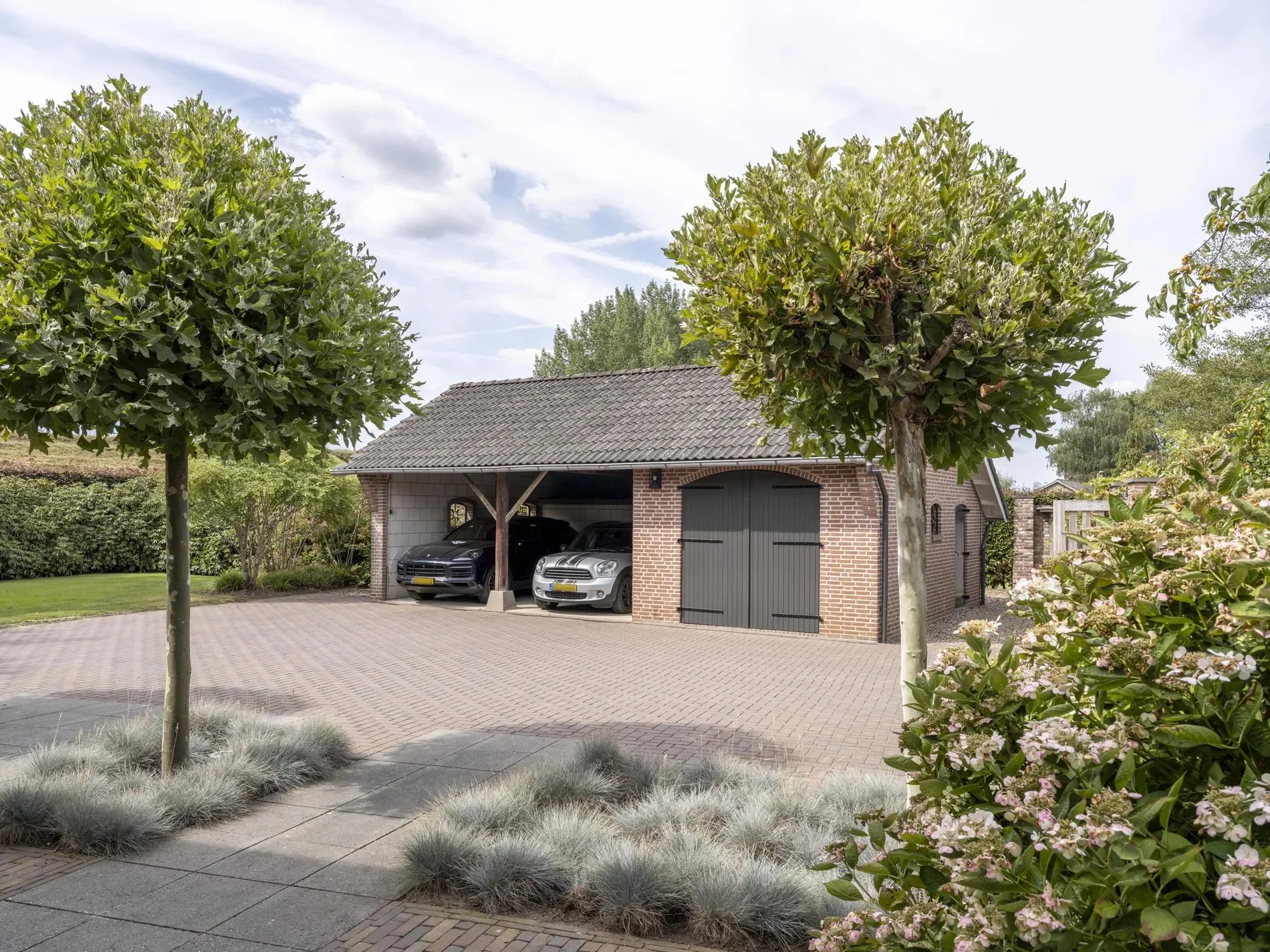 Exterior photo 4