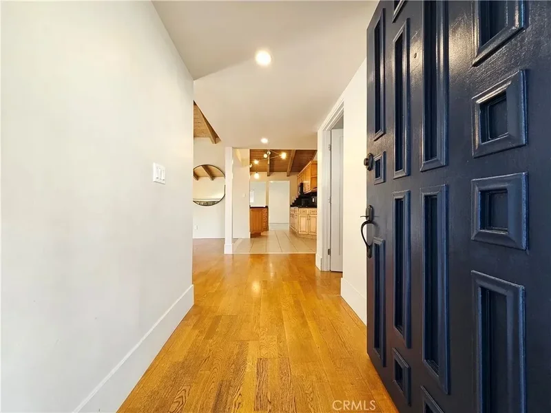 17530 Tuba Street, Los Angeles, California, United States. - Photo 3